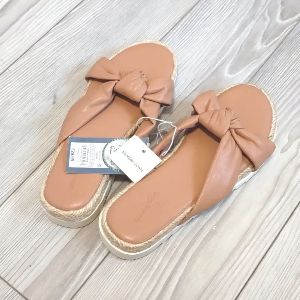 (23-1742) Universal Thread  Dena Sandals Size 9.5